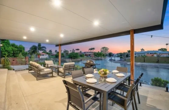 Gold Coast holiday rental house kitchen and dining